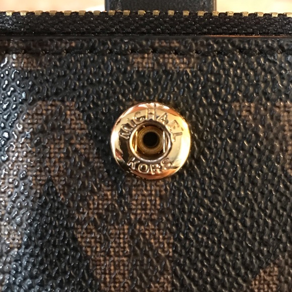 MICHAEL KORS Signature Wristlet ππ₯β€οΈ - Picture 14 of 16
